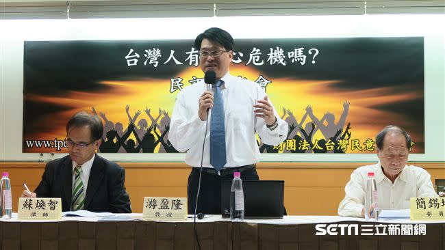 台灣民意基金會董事長游盈隆（中）（資料照／記者盧素梅攝）