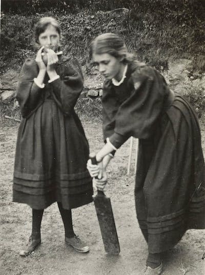 Virginia Woolf et sa sœur Vanessa jouant au cricket, en 1894. Wikimedia