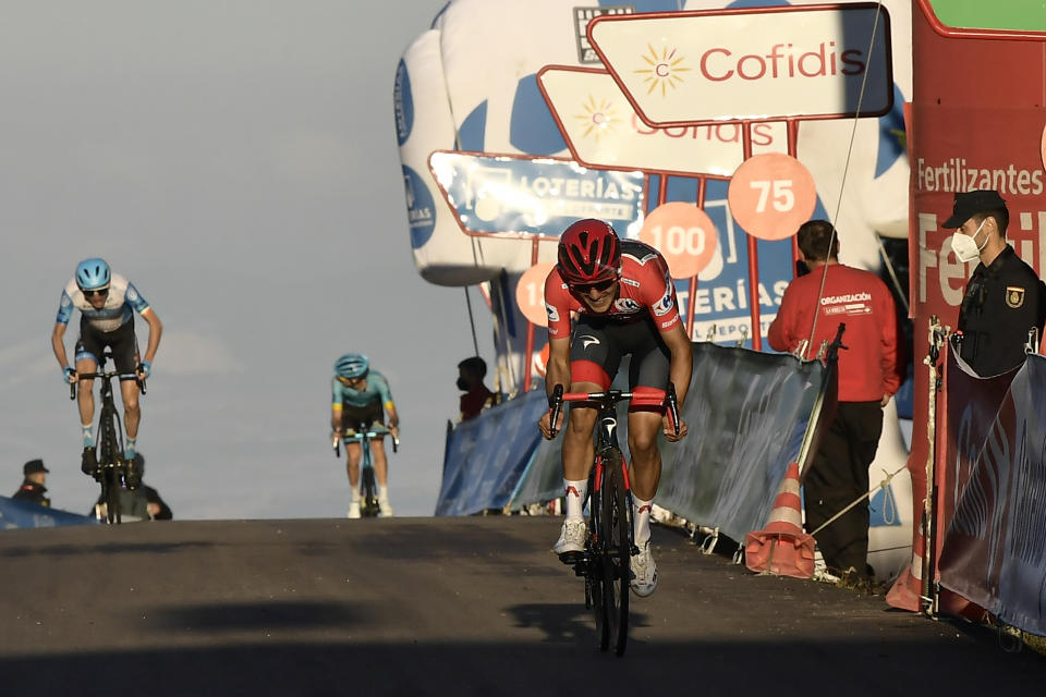 El ecuatoriano Richard Carapaz, líder general de la Vuelta a España, cruza la meta como escolta de Primoz Roglic en la octava etapa, el miércoles 28 de octubre de 2020, en Alto de Moncalvillo. (AP Foto/Alvaro Barrientos)