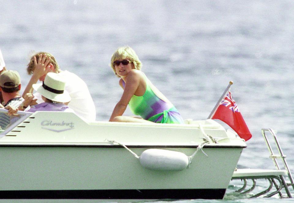 Diana, princesa de Gales (derecha) y su hijo HRH príncipe Enrique (centro) en St Tropez en el verano de1997 (Photo by Michel Dufour/WireImage)
