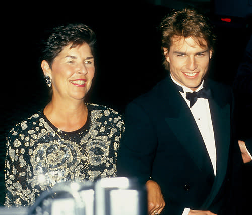 Le voici en compagnie de sa mère, Mary Lee Pfeiffer, en 1990, lors de la cérémonie des Golden Globes. (Getty Images)