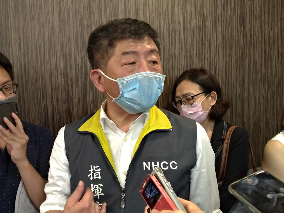 對於最低生活費計算方式超複雜除讓民眾火大，就連陳時中也坦言「真的很難算」，網友們則紛湧衛福部臉書開罵！（圖片來源：中廣新聞網）