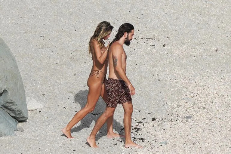 La supermodelo alemana Heidi Klum viajó hasta el Caribe con su esposo, Tom Kaulitz y aprovechó las cálidas y tranquilas playas de St. Barts para hacer topless. Lejos del ruido y las obligaciones, se dejó ver relajada y disfrutando del sol en un exclusivo balneario del lugar