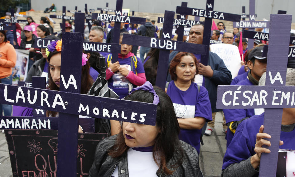 Manifestantes cargan cruces con los nombres de mujeres asesinadas o desaparecidas durante una marcha para exigir justicia, un día después del feriado del Día de los Muertos en la Ciudad de México, el domingo 3 de noviembre del 2019. (AP Foto/Ginnette Riquelme)