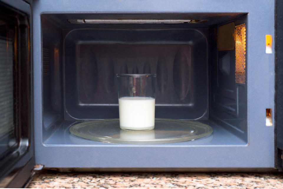 La leche se cuenta entre los alimentos que pierden nutrientes en el microondas (Foto:Getty)