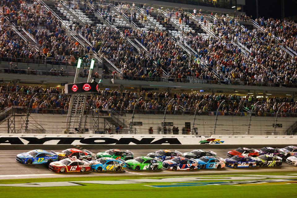 Ryan Blaney (12) and Chris Buescher (17) lead the field during the final laps of the 2021 Coke Zero 400 at Daytona International Speedway.