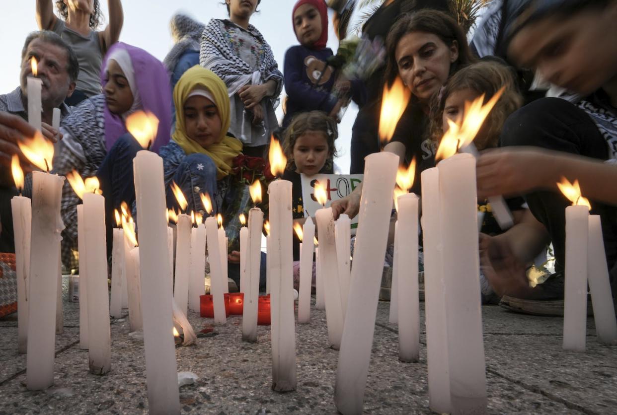 People in Beirut light candles in solidarity with Palestinians in Rafah on May 27, 2024. <a href="https://newsroom.ap.org/detail/LebanonIsraelPalestinians/abfd73cc61504ddca07a3f80ea182678/photo?Query=gaza%20netanyahu&mediaType=photo&sortBy=&dateRange=Anytime&totalCount=1026&currentItemNo=0" rel="nofollow noopener" target="_blank" data-ylk="slk:AP Photo/Hassan Ammar;elm:context_link;itc:0;sec:content-canvas" class="link ">AP Photo/Hassan Ammar</a>