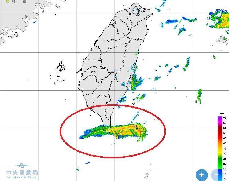 氣象局局長鄭明典於臉書po出「雷達合成回波圖」，分析直呼「這個回波不會下雨，我們的降雨雷達沒有這個訊號」。（翻攝自鄭明典臉書）