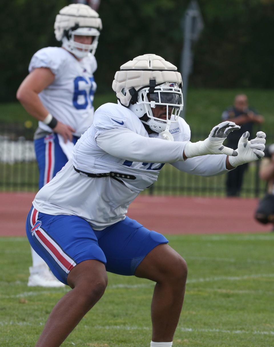 El liniero ofensivo de los Bills, Bobby Hart, se lanza a su posición de bloqueo durante el campamento de entrenamiento.