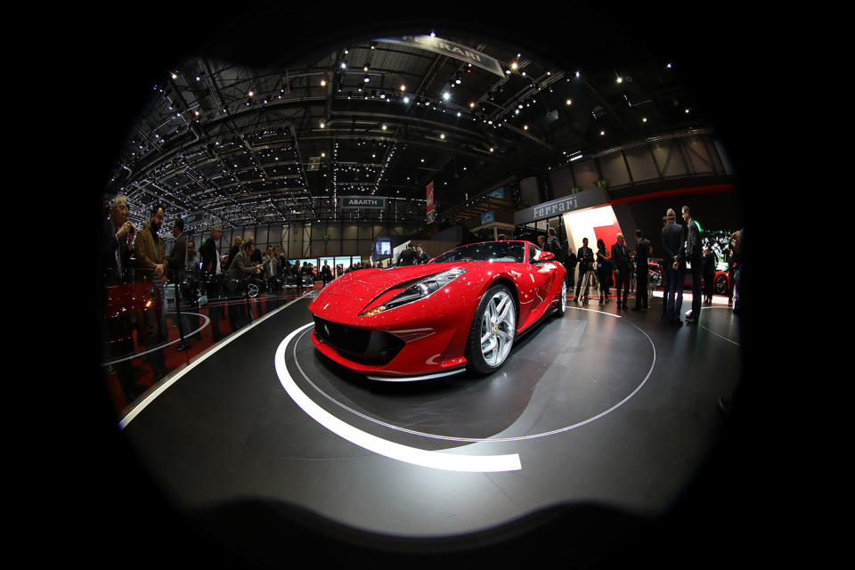 <p>Un Ferrari NV 812 Superfast exhibido el segundo día de la edición 87 del Salón Internacional del Automóvil de Ginebra, Suiza, el miércoles 8 de marzo de 2017. La exposición abrió sus puertas al público el 9 de marzo, y dio a conocer los últimos modelos de los mayores fabricantes de automóviles del mundo. (Fotógrafo: Chris Ratcliffe/Bloomberg a través de Getty Images). </p>