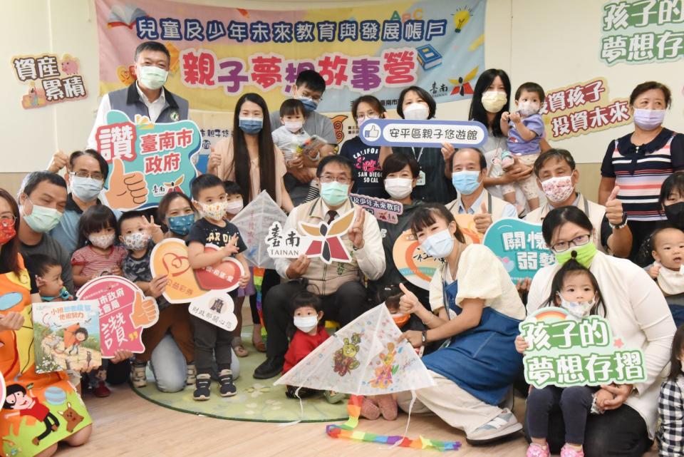 台南市政府社會局今年首次開辦親子夢想故事營。（記者陳治交攝）