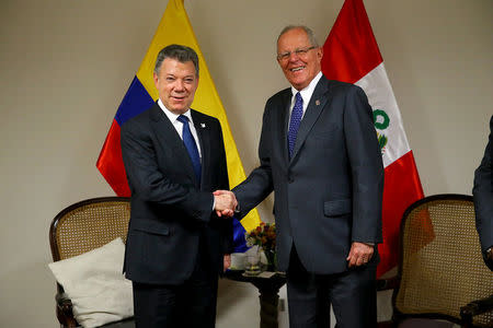 Peruvian President Pedro Pablo Kuczynski and his Colombian counterpart Juan Manuel Santos meet before the 3rd Binational Cabinet in Arequipa, Peru January 27, 2017. Courtesy of Peruvian Presidency/Luis Guillen/Handout via REUTERS