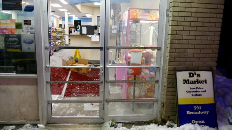 Thieves get locked inside convenience store, shoot out window to escape