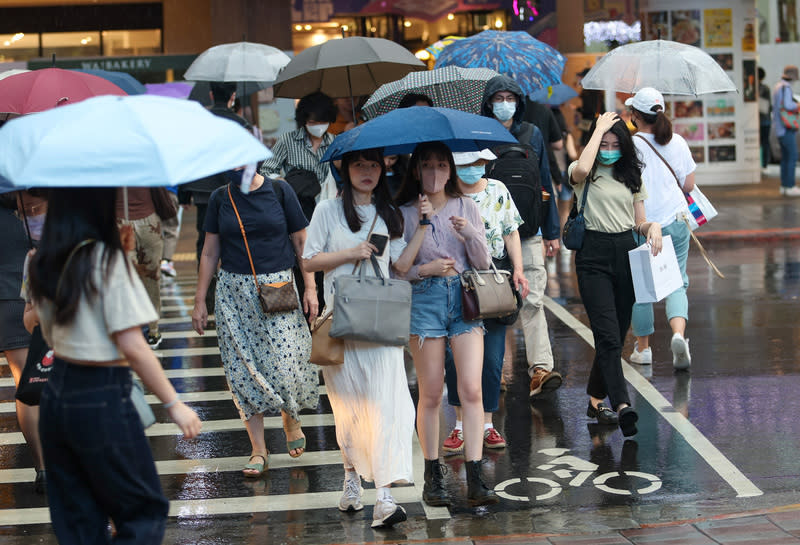 周日（14日）鋒面通過台灣，預期各地會有短暫陣雨。資料照片：中央社