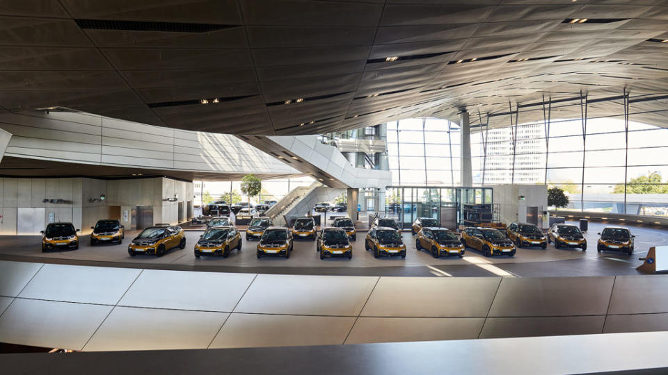 一字排開的18輛黑金配色i3相當壯觀。(圖片來源/ BMW)