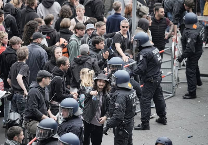 Police forces secure Kottbusser Tor in Kreuzberg at the end of a demonstration organized by left-wing groups under the slogan "Revolutionary 1 May" on May Day. Michael Kappeler/dpa