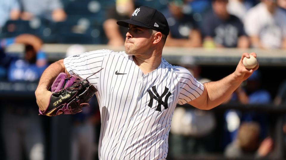 New York Yankees Starting Pitcher Carlos Rodon (55) wirft im ersten Inning gegen die Toronto Blue Jays im George M. Steinbrenner Field einen Pitch.