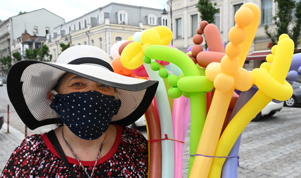 A street vendor wearing a face mask sells inflatable balloons in central Tbilisi on June 3, 2020, as Georgia lifted most of the restrictions on economic activity that were imposed as part of measures to contain the coronavirus spread. - Industrial production and trade are allowed to resume, with the exception of large shopping malls and clothing retailers. (Photo by Vano Shlamov / AFP) (Photo by VANO SHLAMOV/AFP via Getty Images)