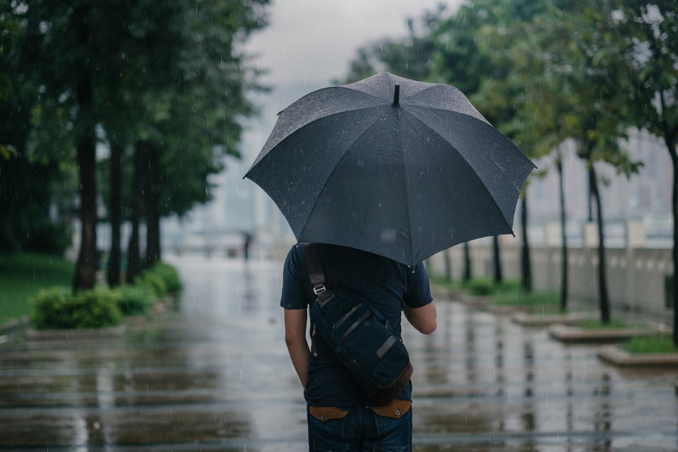 Un buen paraguas siempre viene bien en la temporada de lluvias. Foto: Getty Images