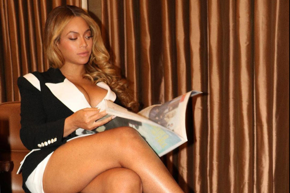 Beyoncé reading the Evening Standard (Beyoncé reading the Evening Standard)