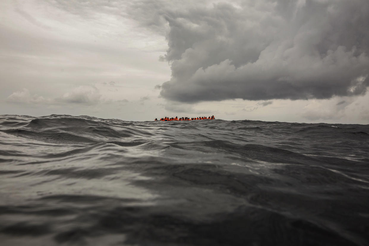 Fliehende und Migranten warten auf einem Schlauchboot im Mittelmeer auf Rettung. (Bild: AP)