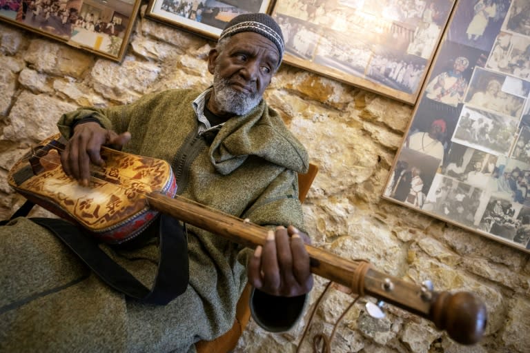Abdellah El Gourd, légende marocaine de la musique gnawa âgée de 77 ans, dans la vieille ville de Tanger le 23 avril 2024 (FADEL SENNA)