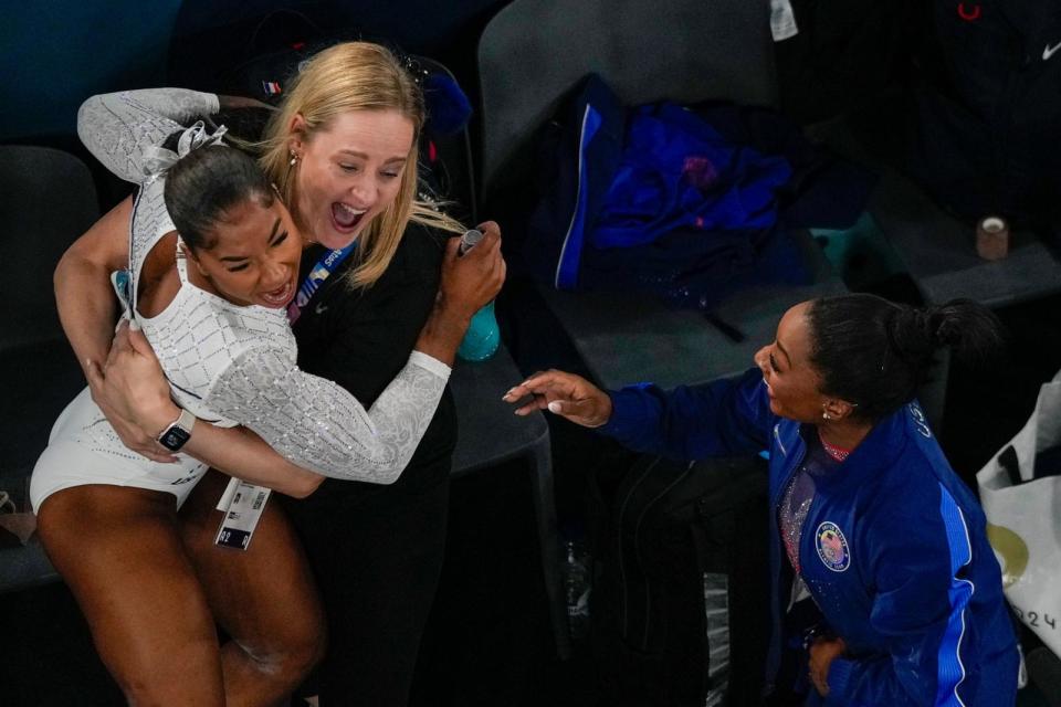 FOTO: Jordan Chiles din Statele Unite și Simone Biles din Statele Unite sărbătoresc după finalele individuale de gimnastică artistică feminină pe terenul de la Bercy Arena la Jocurile Olimpice de vară din 2024, 5 august 2024, la Paris. (Maury Gash/Associated Press)