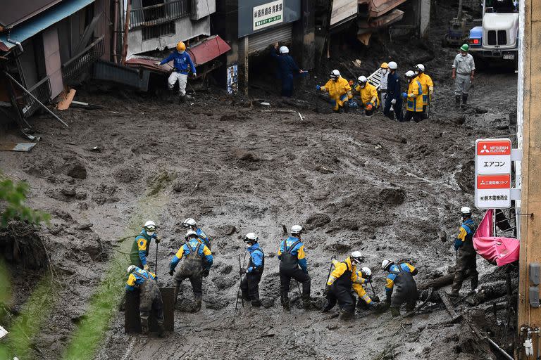 La avalancha de lodo, en varias olas, arrastró postes eléctricos, enterró vehículos y arrancó casas de sus cimientos, destruyendo o dañando un total de 130 edificios