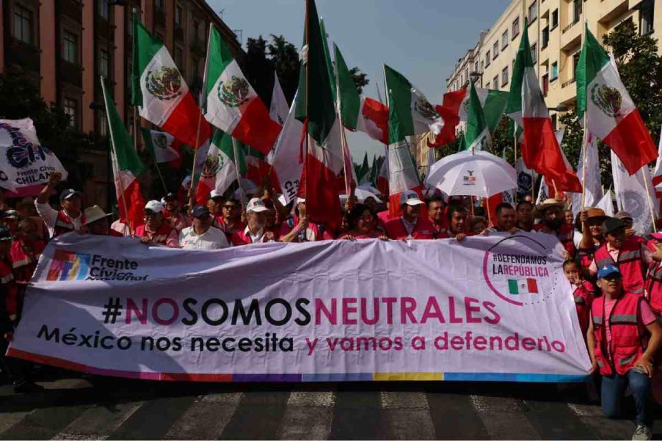 Integrantes de Marea Rosa llegando al Zócalo