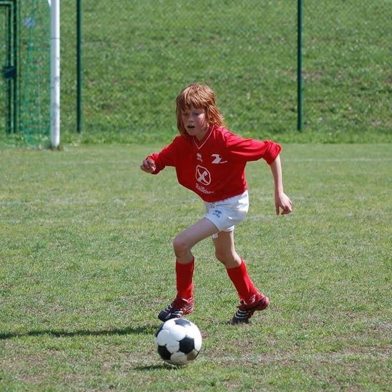 Un futbolista de pelo muy largo; otra variante en la infancia de Sinner