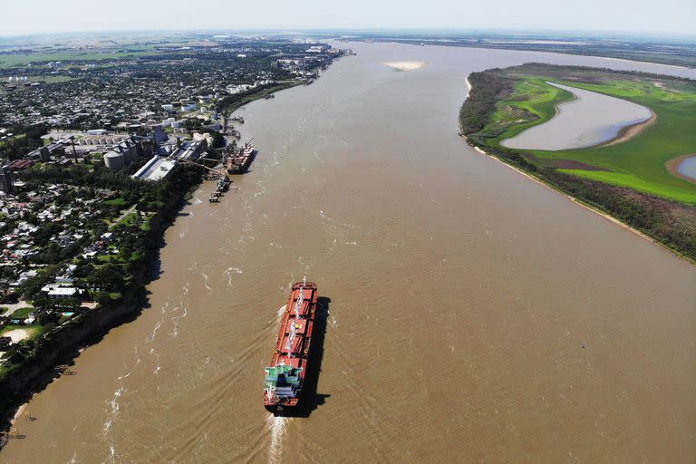 Paro de aceiteros y portuarios en todo el pais afecta la operacion de las plantas aceiteras y agro exportadoras y varios barcos esperan desde hace dias para poder cargar cereal en los puertos del cordon industrial del gran rosario, san lorenzo , pto san martin y timbues.
11-12-20
Foto: Marcelo Manera