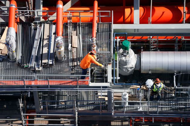 In this Nov. 16, 2015 photo, employees work next to the gas lines of the Mississippi Power Co. carbon capture power plant in DeKalb, Mississippi. (Photo: via Associated Press)