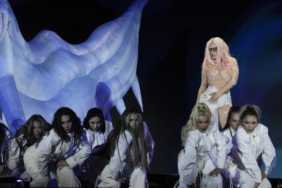 Karol G durante un concierto de su gira "Mañana será bonito" en el Estadio Azteca de la Ciudad de México el jueves 8 de febrero de 2024. (Foto AP/Eduardo Verdugo)