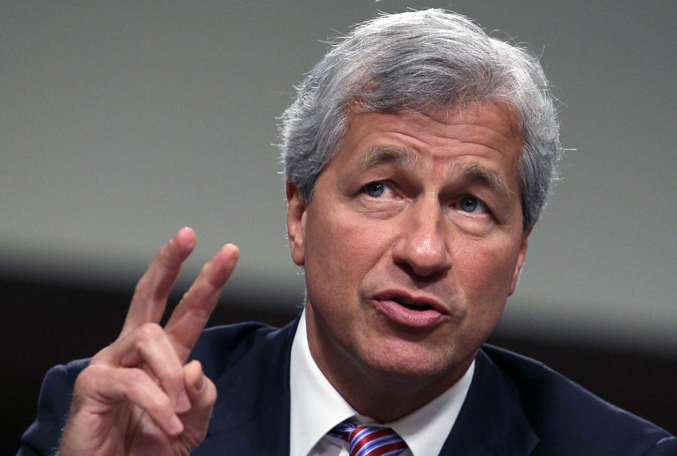 UASHINGTON, DC - 13 QERSHOR: Presidenti dhe CEO i JPMorgan Chase Co. Jamie Dimon dëshmon përpara një seance dëgjimore të Komisionit Bankar të Senatit në Capitol Hill, 13 qershor 2012 në Uashington, DC. Komiteti po dëgjon dëshminë e z. Dimon se si JP Morgan Chase humbi mbi dy miliardë dollarë në tregjet e tregut të aksioneve. (Foto nga Mark Wilson/Getty Images)