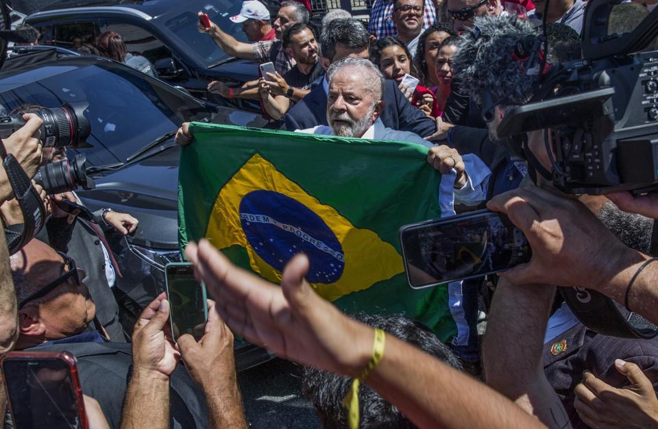 SÃO BERNARDO DO CAMPO, SP, 30.10.2022 - O ex-presidente Luiz Inácio Lula da Silva, candidato ao Planalto pelo PT, interage com apoiadores após votar na Escola João Firmino, em São Bernardo do Campo, no ABC Paulista, no segundo turno das eleições. (Foto: Marlene Bergamo/Folhapress)