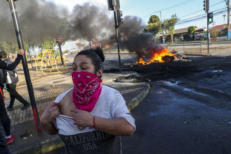 智利民眾在隔離期間抗議國家防疫不利。（AP）