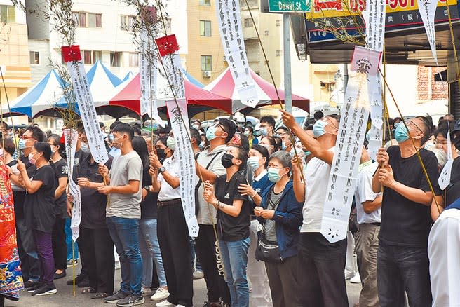 高雄市鹽埕區城中城大樓大火造成46死，高市府16日到大樓前舉辦招魂法會，家屬哭斷腸，場面哀戚。（林瑞益攝）