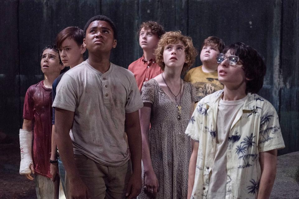 Jack Dylan Grazer (Eddie), Jaeden Lieberher (Bill), Chosen Jacobs (Mike), Wyatt Oleff (Stanley), Sophia Lillis (Beverly), Jeremy Ray Taylor (Ben), Finn Wolfhard (Richie) in It.