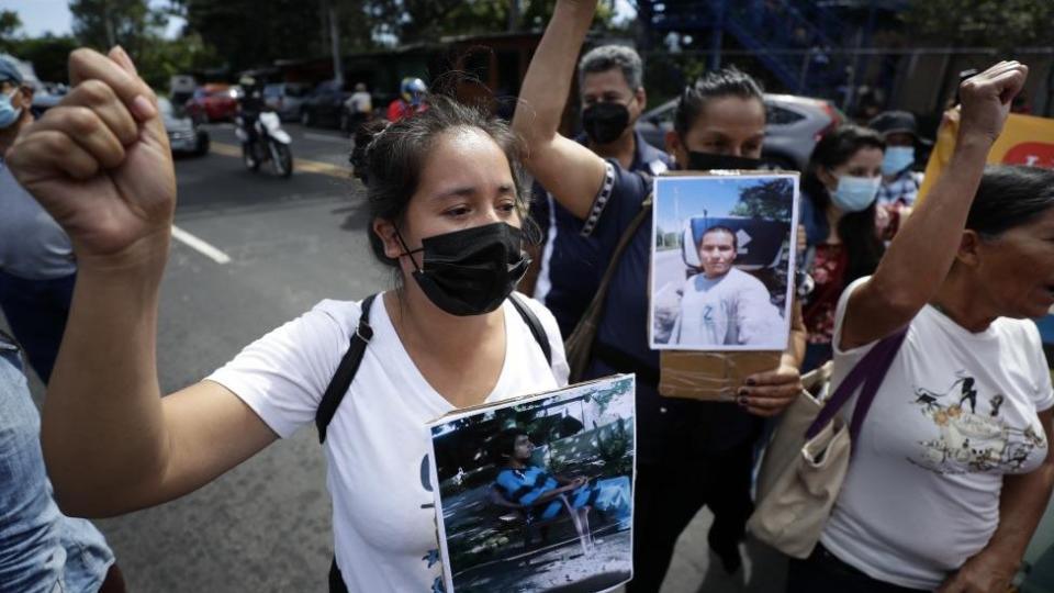 Protesta de los familiares de los detenidos injustificadamente en el operativo. San Salvador, El Salvador, 16 de noviembre de 2022