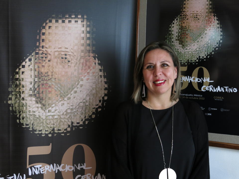 Mariana Aymerich, directora general del Festival Internacional Cervantino de México, posa en la Ciudad de México el 12 de julio de 2022, previo al festival que se celebrará en octubre en Guanajuato, México. (Foto AP/Berenice Bautista)