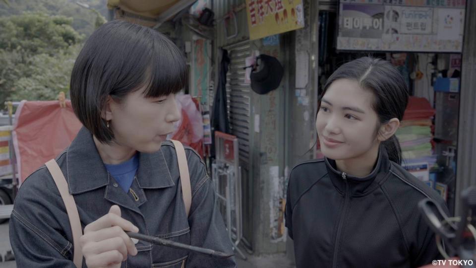 ▲雷嘉汭 (右) 飾演在平溪賣天燈的店員，日文系畢業的她很開心能夠學以致用。