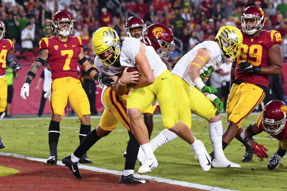 Oregon quarterback Justin Herbert (10) runs in for a touchdown against USC on November 2, 2019, at Los Angeles Memorial Coliseum in Los Angeles. (Photo by Brian Rothmuller/Icon Sportswire via Getty Images)