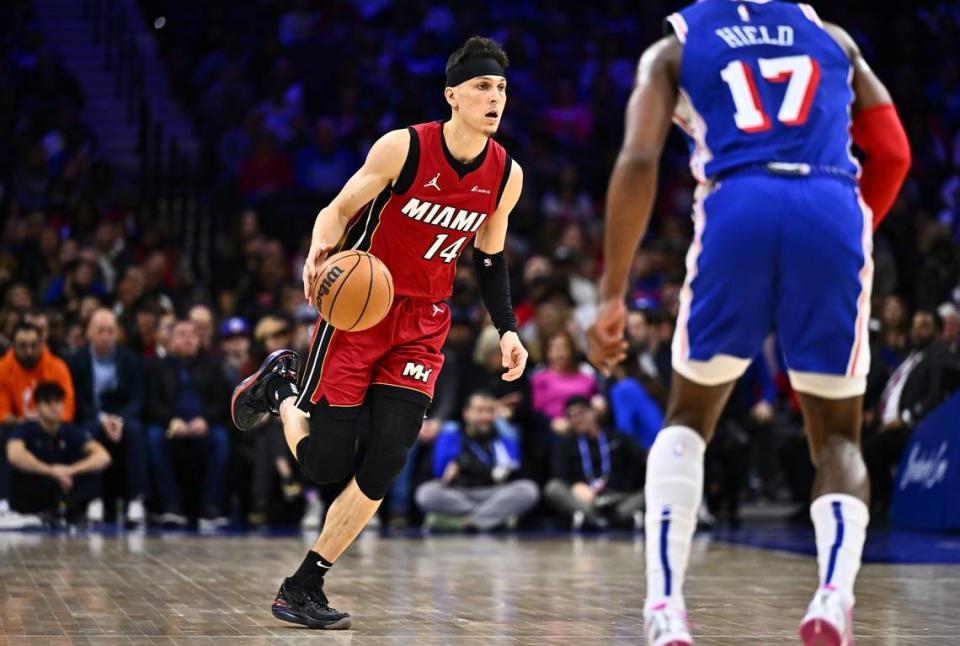 El jugador del Heat Tyler Herro entra al aro en el primer cuarto del partido ante los 76ers, celebrado el 14 de febrero de 2024 en Filadelfia.