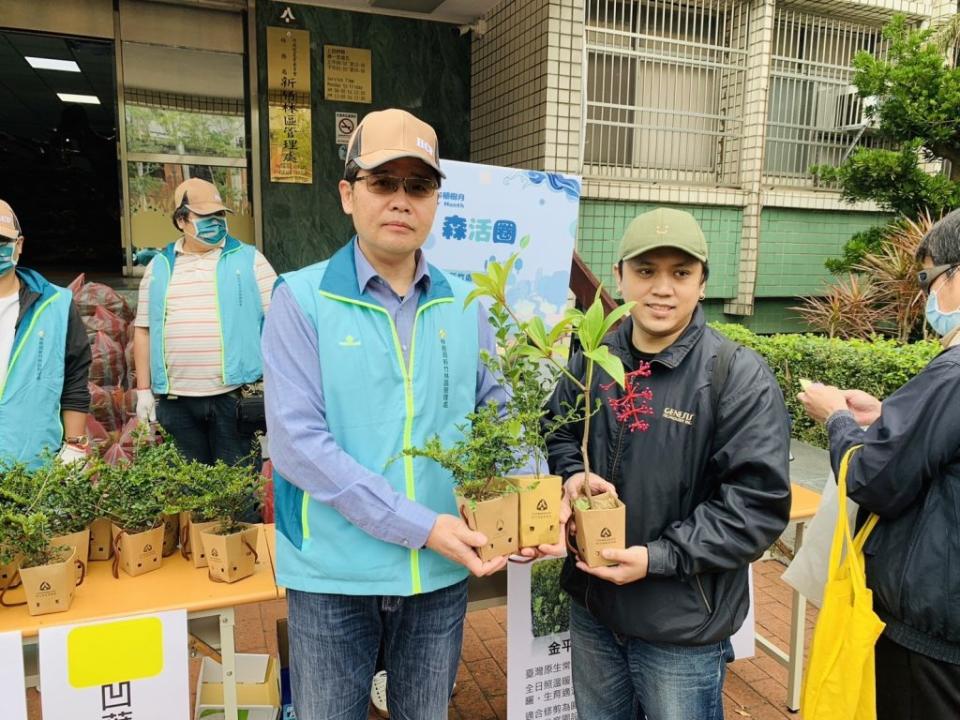 林務局新竹林區管理處九日上午在該處大門口舉辦贈苗活動，活動相當踴躍，約一小時苗木即兌換完畢，在新竹市林管處由伍姓民眾拔得頭籌。(記者曾芳蘭攝)