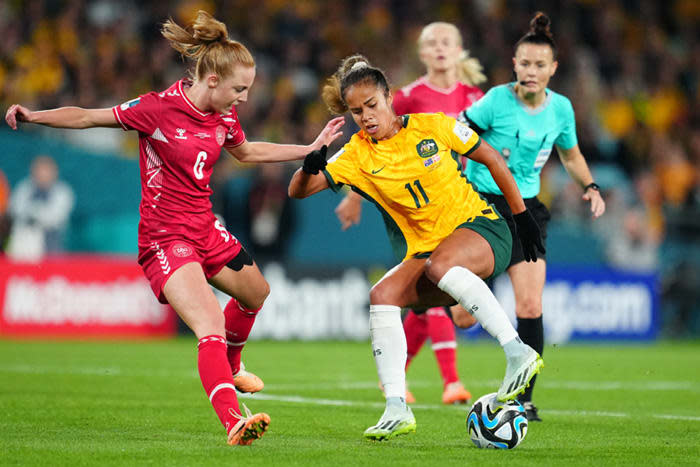 Las jugadores de Australia y Dinamarca pugnan por la pelota