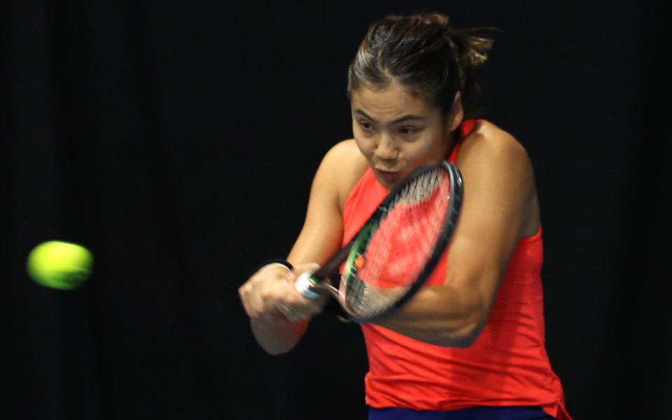 Emma Raducanu golpeando un revés con un top rojo - Sorteo del Abierto de Australia: Emma Raducanu en carrera de fitness para enfrentarse a la número 74 del mundo Tamara Korpatsch - Phil Walter/Getty Images