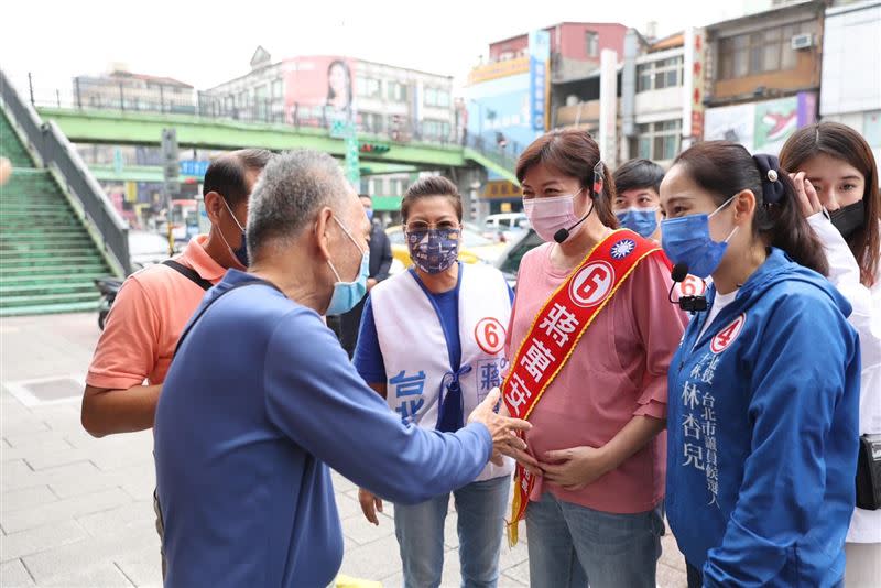  蔣萬安明白站在世界高度的重要。圖  為懷孕中的妻子石舫亘挺大肚子為蔣萬安拜票。（圖／翻攝自蔣萬安臉書）