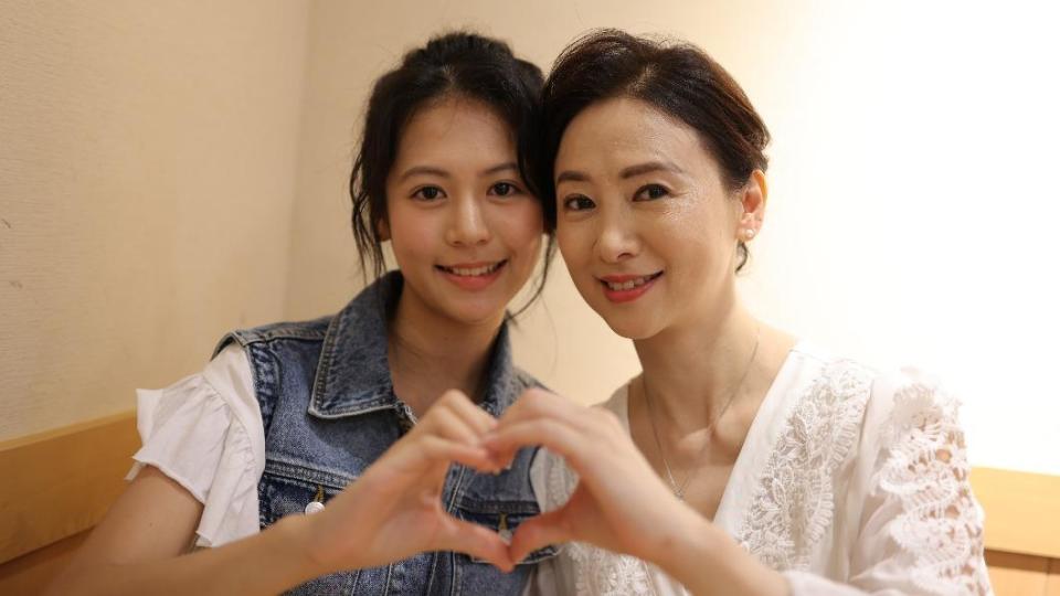 翁虹（右）的女兒劉蒔日前被票選為最正星二代。（圖／台灣優質生命協會提供）
