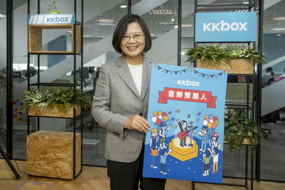 蔡英文總統25日參訪音樂串流平台KKBOX。 (圖:總統府)