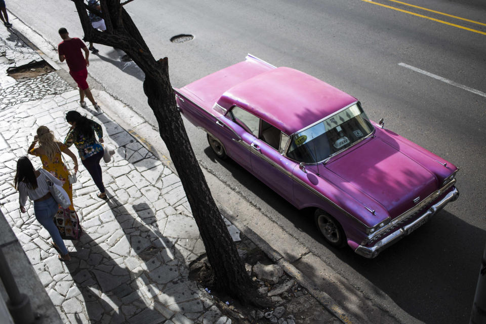 Un taxi turístico en La Habana, Cuba, aguarda clientes el viernes 16 de noviembre de 2018. Cientos de autos clásicos se congregarán cerca del Malecón para rendirá tributo a este añejo y único grupo de vehículos, uno de los emblemas de Cuba. Miles de estos autos de 1930 a 1960 siguen trabajando en la actualidad en las calles de Cuba. (AP Foto/Desmond Boylan)